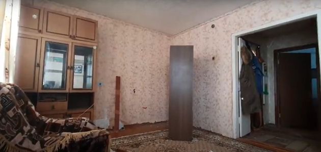 Сделали евроремонт в старой гостиной комнате бабушкиного дома за 38 тыс. рублей. Получилось даже лучше, чем предполагали