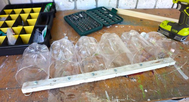 Простая идея хранения инструментов из пластиковых бутылок: делается быстро, и порядок наведен за считанные минуты