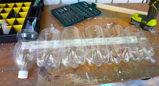 Простая идея хранения инструментов из пластиковых бутылок: делается быстро, и порядок наведен за считанные минуты
