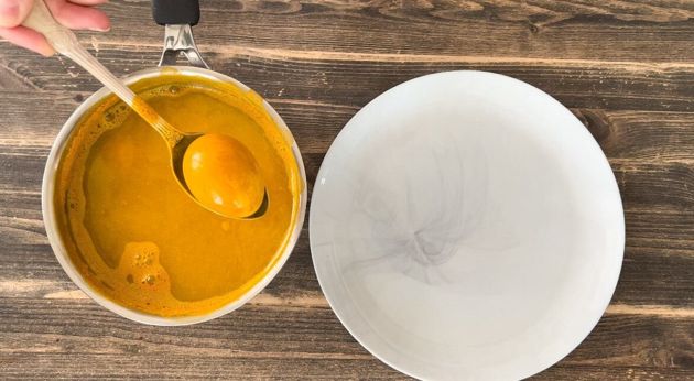 Как покрасить яйца на Пасху куркумой: получается яркий жёлтый цвет