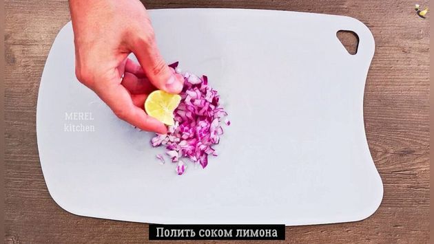 Когда жена приносит домой селедку готовлю из нее очень вкусные салаты: два салата из селедки - «Финский» и «Прибой»