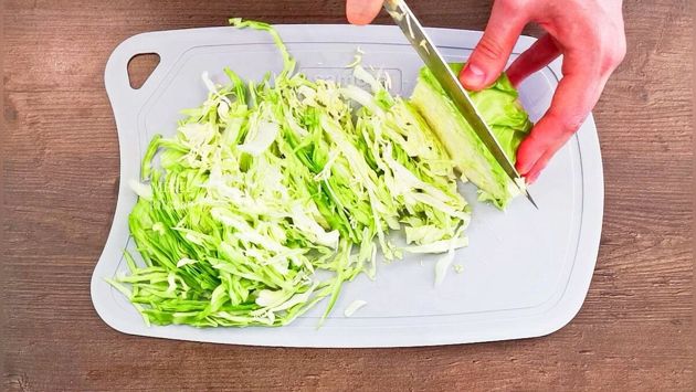 Такой вкусный и легкий салат с капустой в сезон просто находка: салат «Крестьянский», понравится тем, кто на диете и не только
