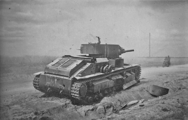 Как советский танк Т-28 спокойно разъезжал по Минску в 1941 году на глазах у немцев