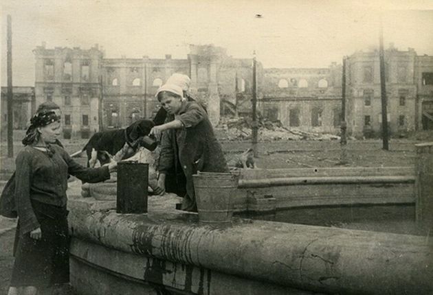 Фотография Эммануила Евзерихина из горящего Сталинграда за один день облетела весь мир