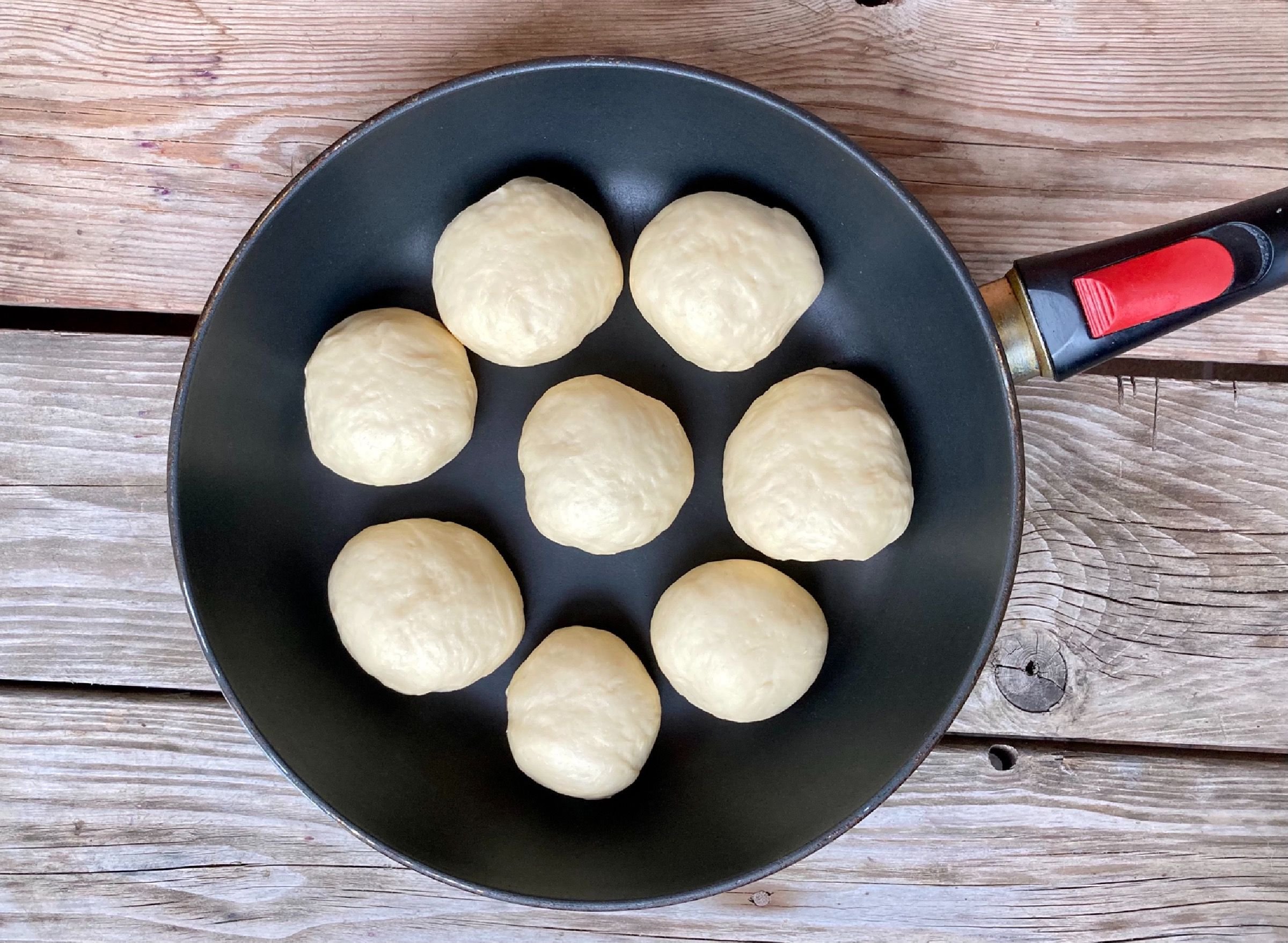 Что можно сделать вкусное на сковороде. Булочки на сковороде. Булочки на сковороде из дрожжевого теста. Булочки дрожжевые на сковороде. Лёгкая выпечка на сковородке.