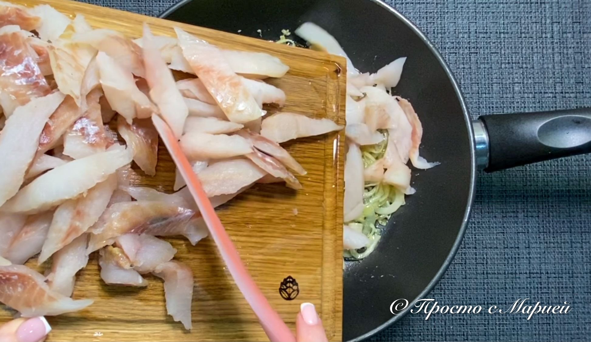 Минтай способы приготовления. Минтай на ужин. Приготовление минтая. Минтай в духовке самый вкусный с соевым соусом. Японская кухня минтай.