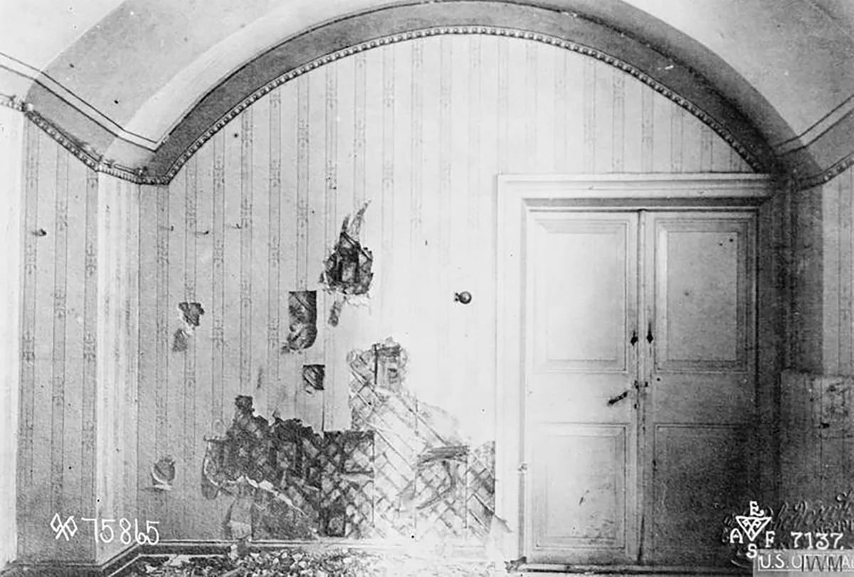 Дом где расстреляли царскую семью. Расстрел царской семьи Романовых. Убийство семьи Романовых. Комната расстрела царской семьи. Комната расстрела Николая 2.