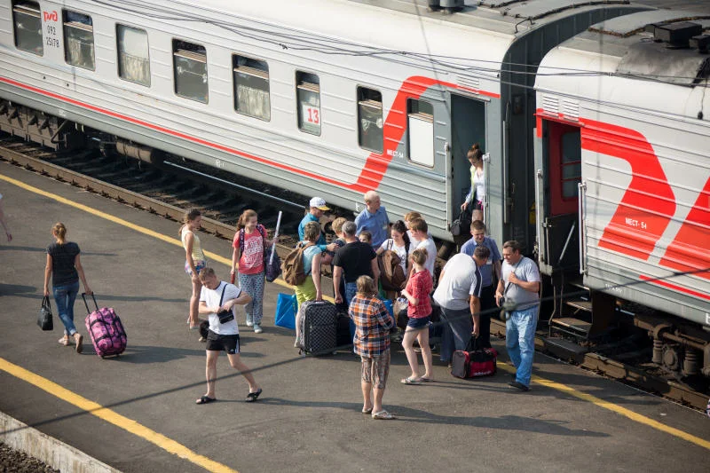 Покажи электричку. Посадка пассажиров в поезд. Пассажирский поезд с людьми. Пос адка пассажиров в агон. Пассажиры на станции.