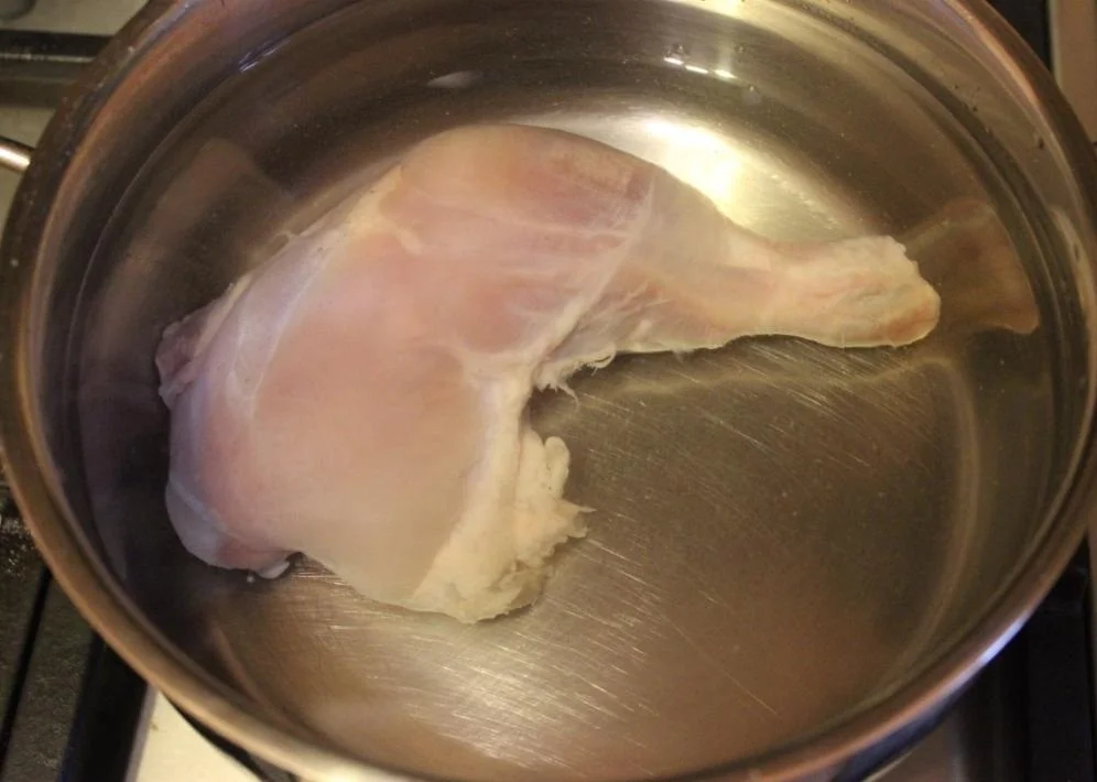 Сколько минут варятся куриные. Курица варится. Куриные окорочка в кастрюле. Отварная курица в бульоне. Курица для варки.