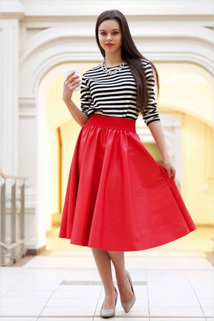 Красная юбка в складку с чем носить
