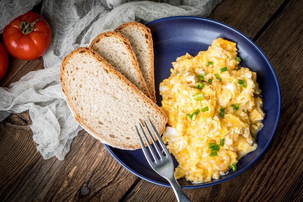Как приготовить яичницу с помидорами и хлебом