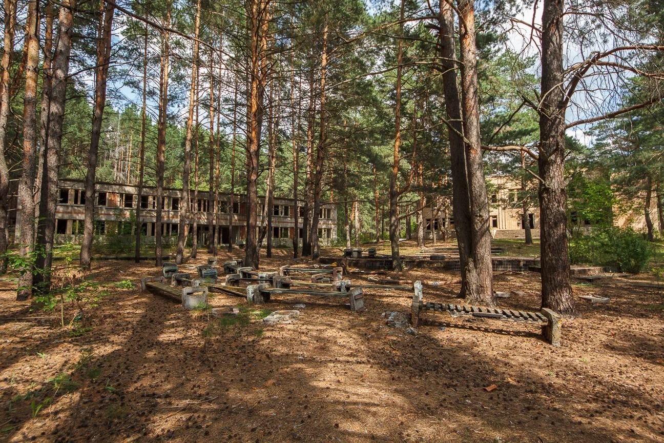 Фото лагеря лесной. Заброшенный Пионерский лагерь Сосновый Бор. Заброшенный Пионерский лагерь Лесное озеро. Пионерлагерь Сосновый Бор Владимирская область. Сосновый лес Пионерский лагерь Кострома.