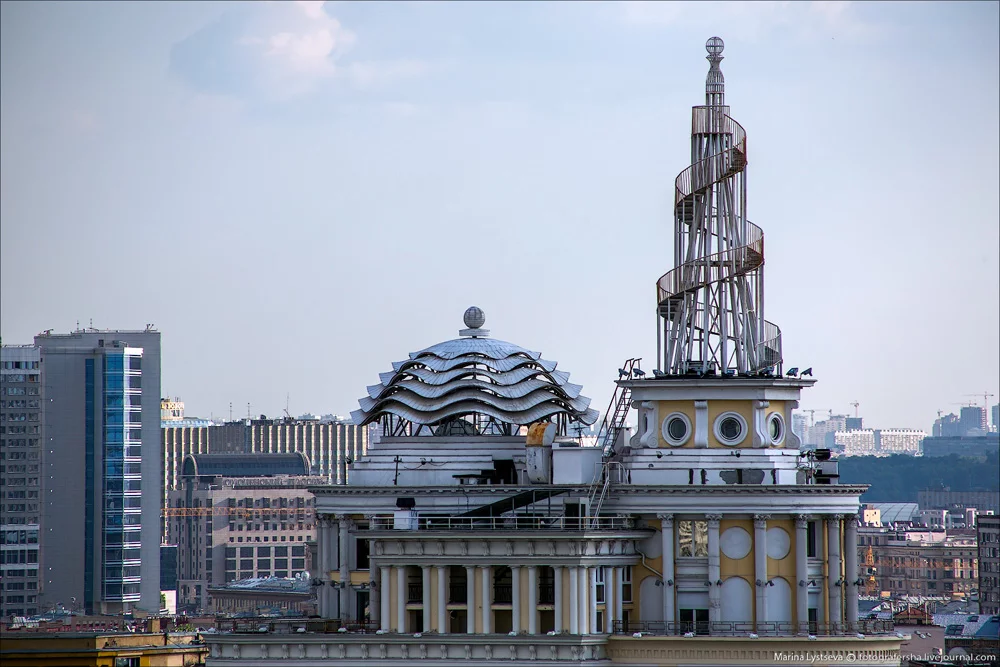 Дом патриарх в москве. Лужковская архитектура Наутилус. Башня Татлина на Патриарших. Башня Татлина Патриарх. Дом Патриарх башня Татлина.