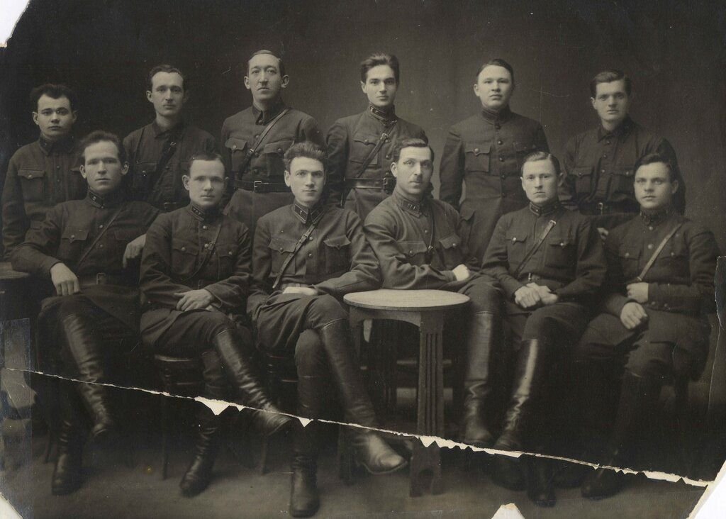 красные полководцы гражданской войны. командиры красного движения. тухачевский буденный егоров фрунзе. командиры красной армии в гражданской войне. буденный фрунзе тухачевский в гражданской войне.