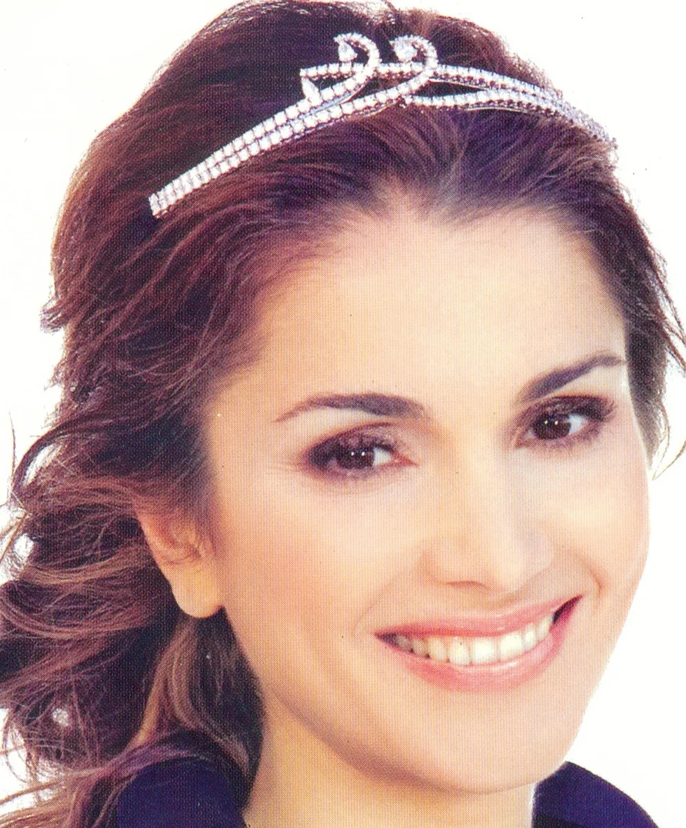 Принцесса иордании фото. Принцесса Иордании Рания. Королева Рания тиара браслет. Тиара королевы Иордании Рании. Королева Рания диадема.