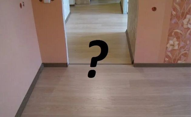 Какие напольные покрытия запрещается укладывать в комнатах единым контуром, без пороговых швов?