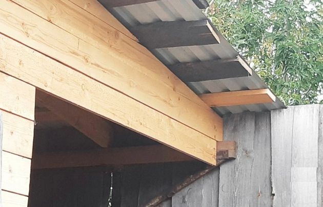 Муж придумал, как сделать дополнительную хозяйственную посторойку на дачном участке. Получилось помещение 18 квадратных метров