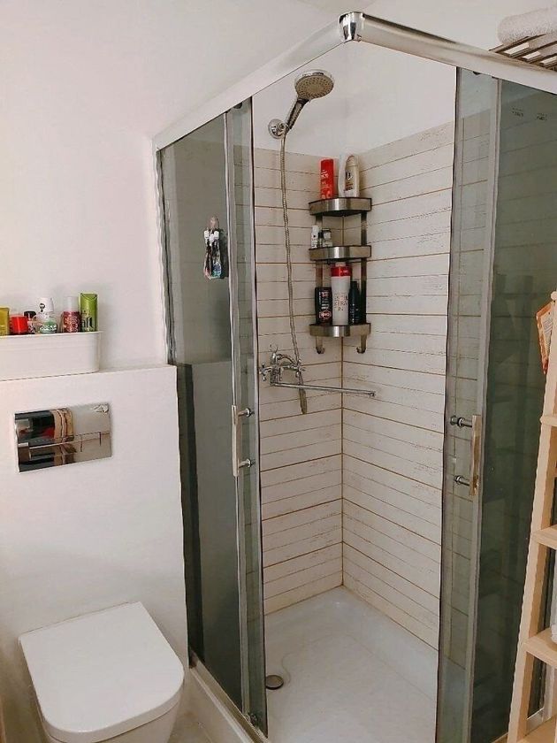 Великолепная организация пространства в маленькой ванной. Заменили ванную на душевую и уместили все необходимое