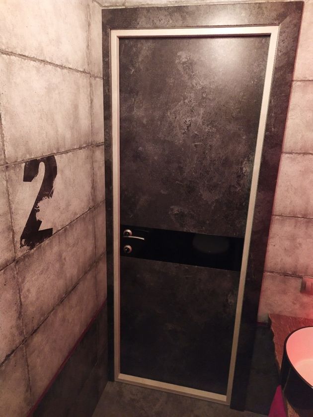 Оригинальный дизайн ванной комнаты в стиле Лофт с «серыми» стенами и мрачным освещением