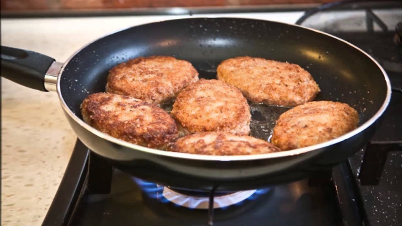 Электрическая плита жарят котлеты. Закрывать ли крышку при жарке котлет. Котлеты жарятся на сковороде. Котлеты на сковороде. Котлеты на сковородке.