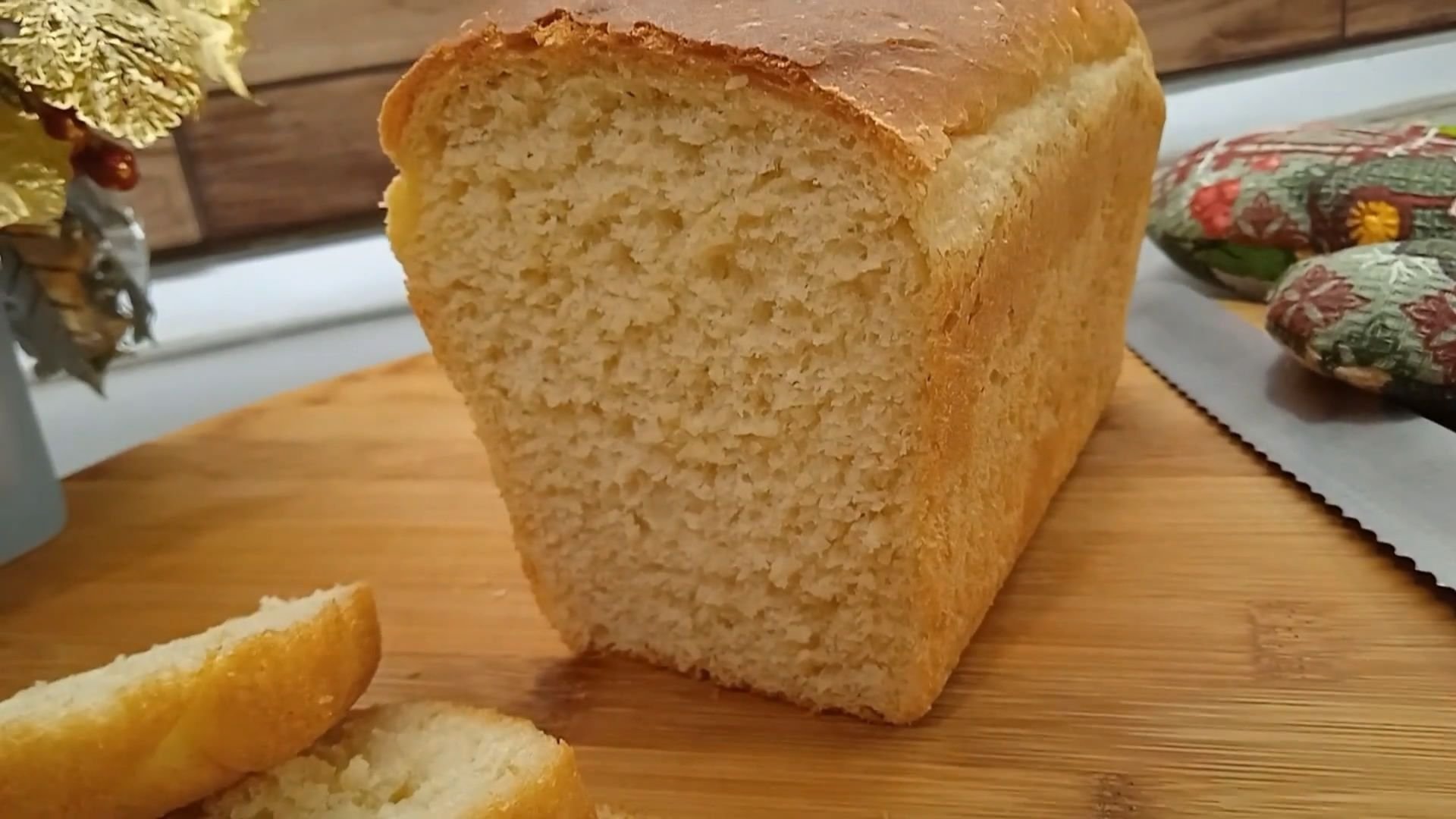 Нужно купить хлеб. Белый хлеб. Хлеб в магазине. Домашний хлеб. Хлеб на белом фоне картинки.