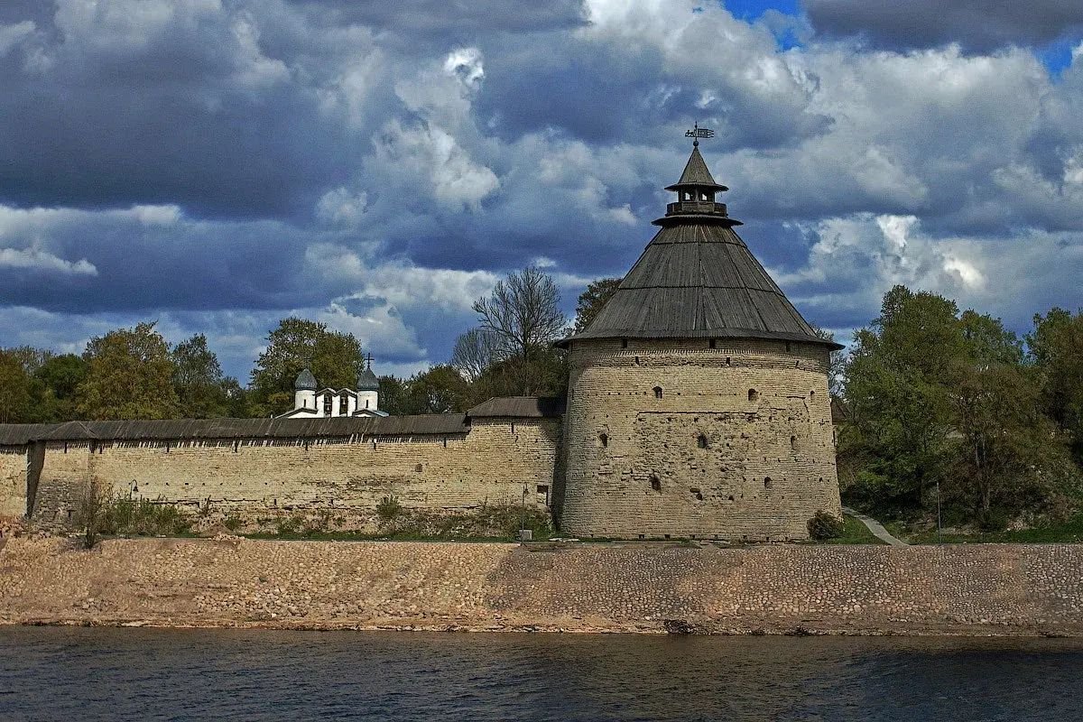 Комплекс псков. Покровская крепость Псков. Покровский башня Псков. Псковский Кремль Покровская башня. Покровская башня, Псков, набережная реки Великой.