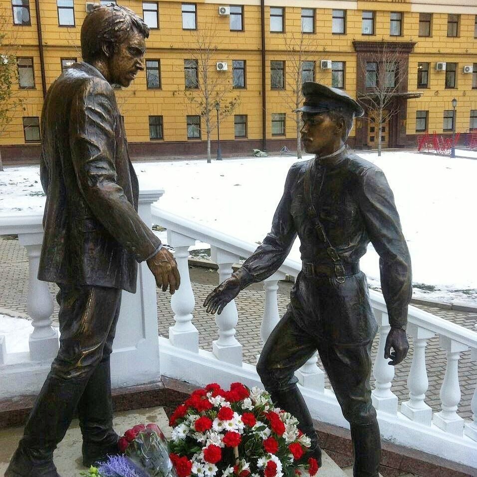 Покажи петровку. Памятник Жеглову и Шарапову в Москве на Петровке. Петровка 38 памятник Жеглову и Шарапову. Петровка 38 памятник Жеглову. Петровка 38 Жеглов и Шарапов.