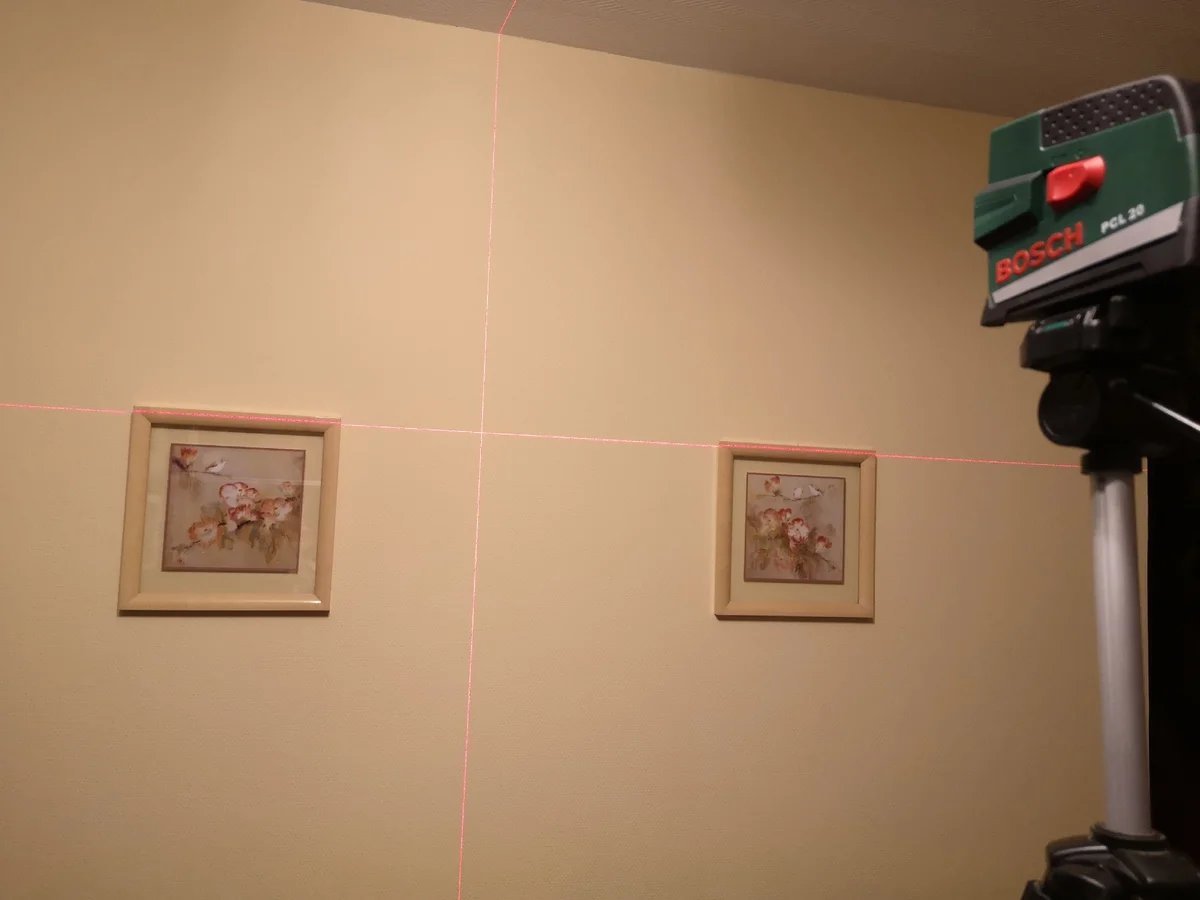 Как повесить картину на штукатурку без сверления