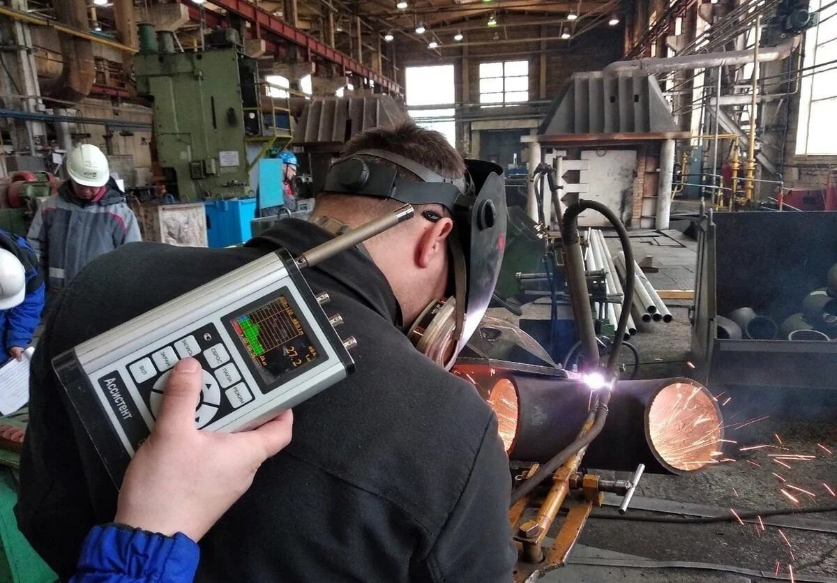 рабочие на предприятии. производственные рабочие. охрана труда. работники предприятия. профессия инженер.