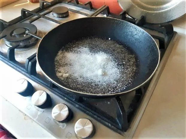 Пригоревшая сковорода. Сковорода пригорела. Сковорода начала пригорать. Пригоревший жир на сковороде. Сковорода начала пригорать.