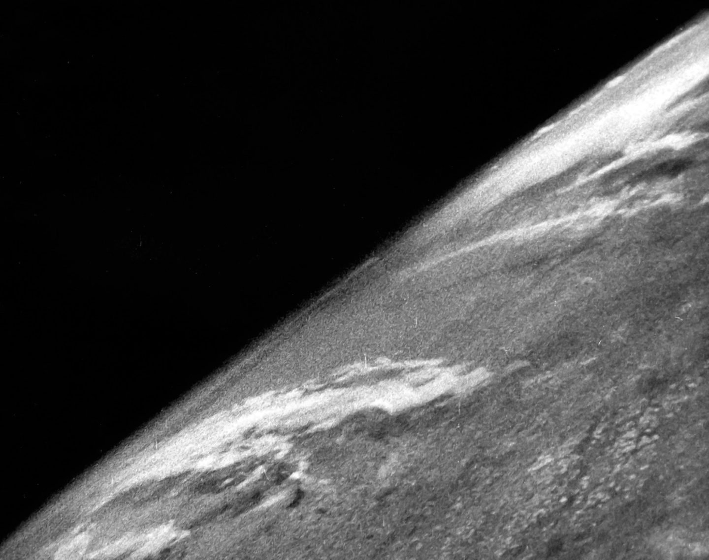 Первое фото земли из космоса