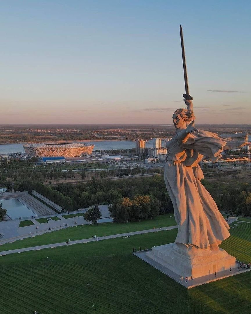 Мамаев курган расположен в городе. Волгоград Родина мать Мамаев Курган. Скульптура Родина-мать Мамаев Курган Волгоград. Памятник Родина мать в Волгограде. Памятник Родина-мать на Мамаевом Кургане.