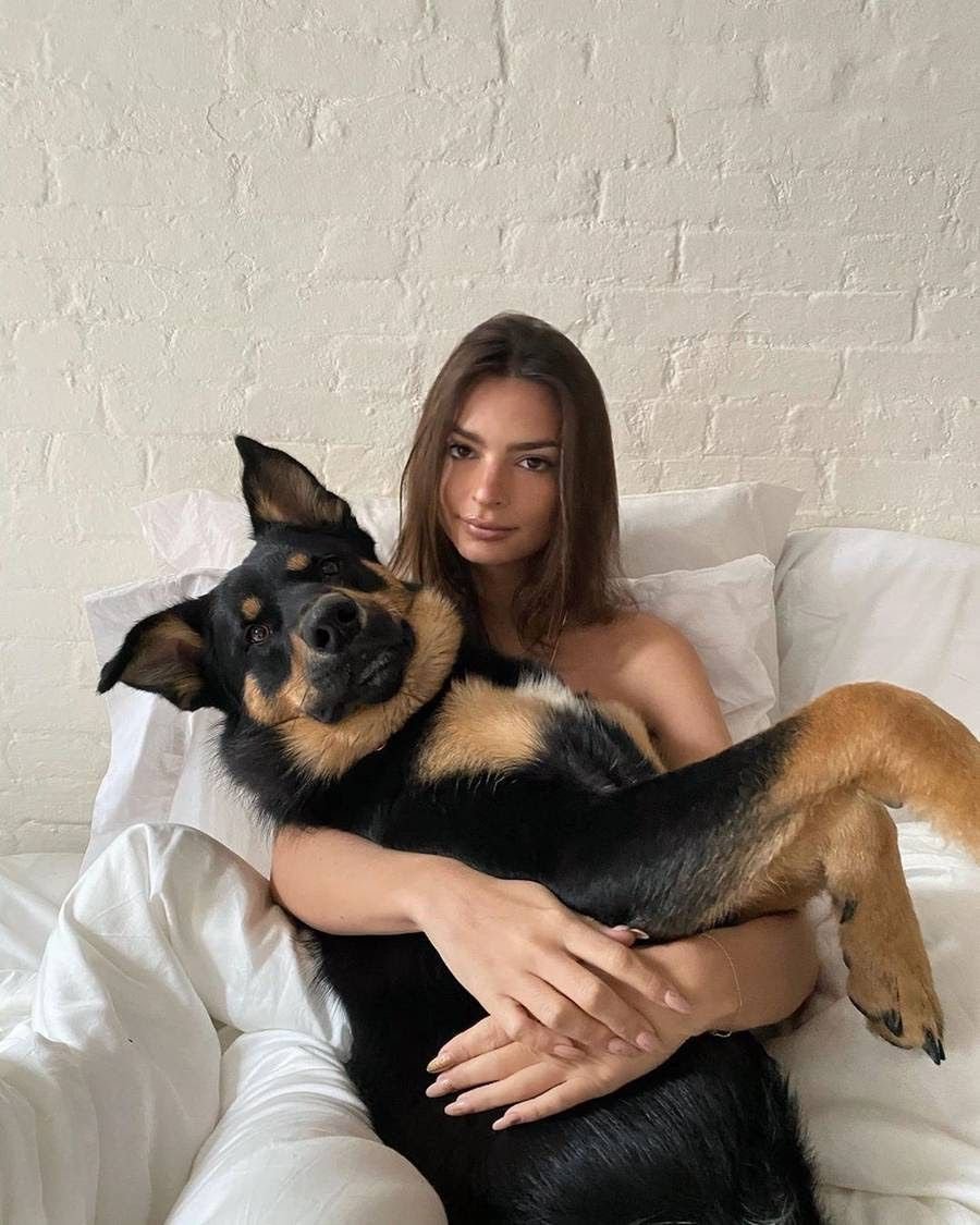 Эмили Ратажковски с собакой