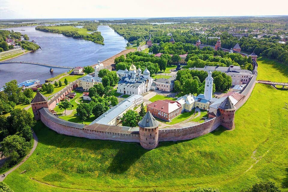 Какой город является самым древним. Крепость Детинец Великий Новгород. Новгородский Кремль Детинец. Великий Новгород Кремль Детинец. Новгородский Детинец достопримечательности Великого Новгорода.