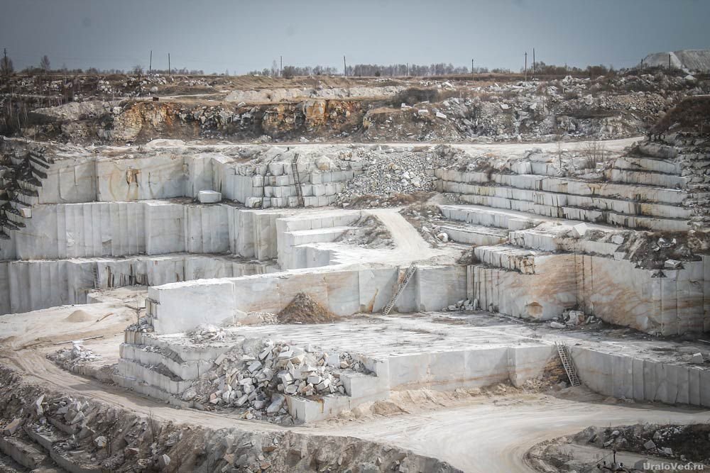 рудник албазино хабаровский край. золотой рудник кумтор. озерное месторождение бурятия. нефтегазодобывающий комплекс хмао югра. добыча нефти в ханты-мансийском автономном округе.