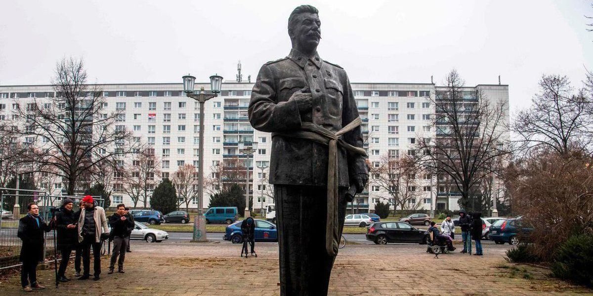 Есть ли памятник. Памятник Сталину в Германии. Памятник Сталину в Берлине. Памятник Гитлера в Берлине. Памятник Гитлеру в Москве.