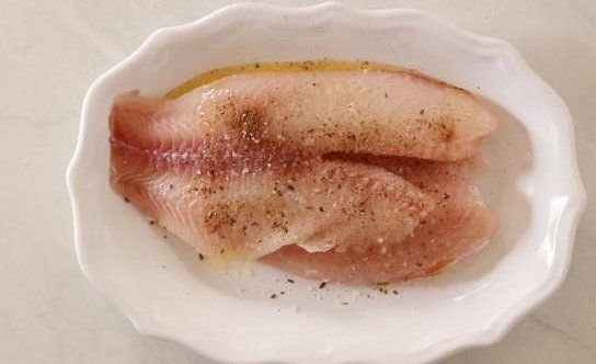 приправьте филе тилапии