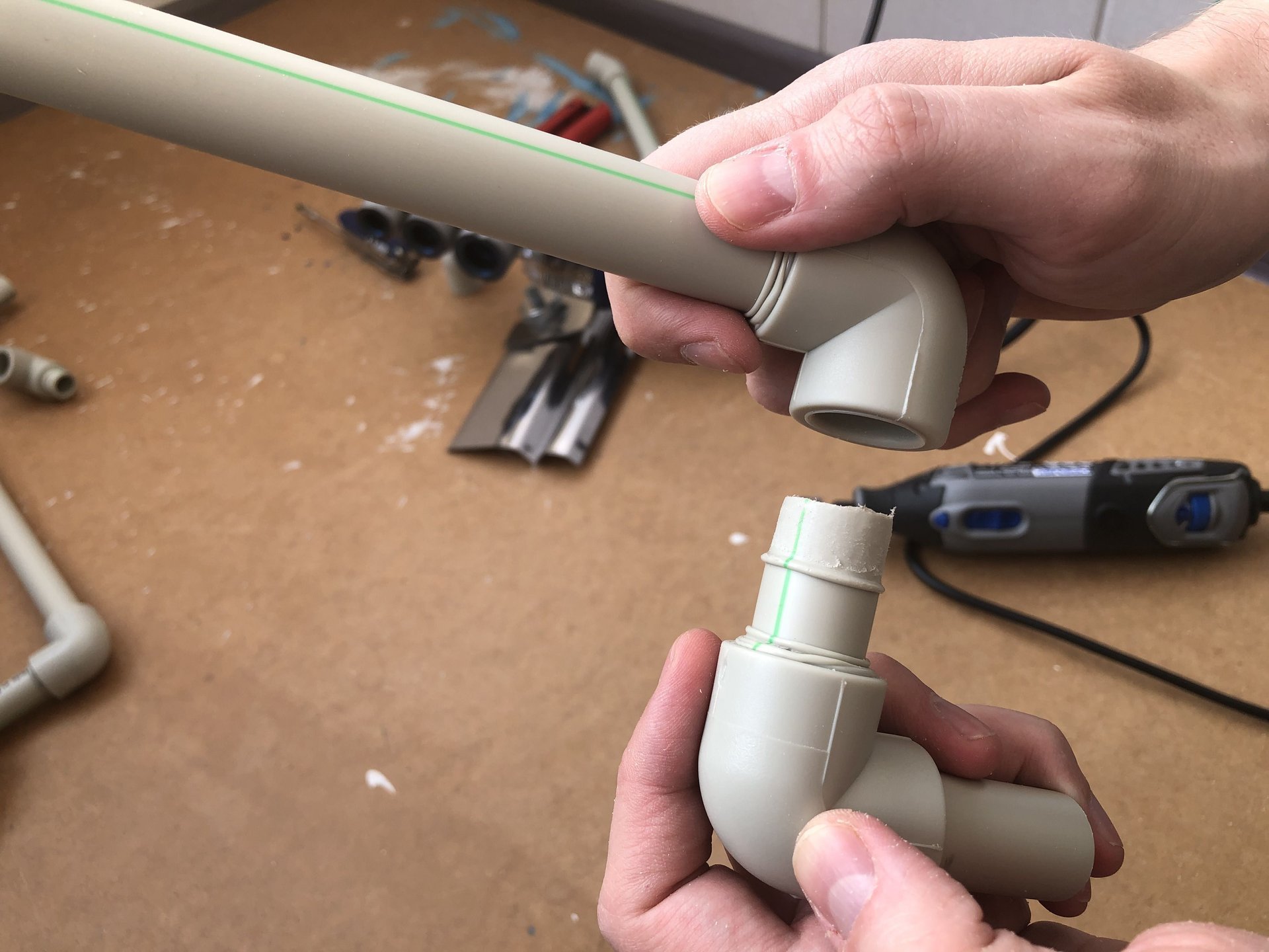 Аф02-030 штуцер входной в сборе. Как вытащить трубку из фильтра барьер. Соединение полипропиленовых труб одной линии. Как вытащить трубку. Вытащить трубку из фитинга фильтра аквафор.