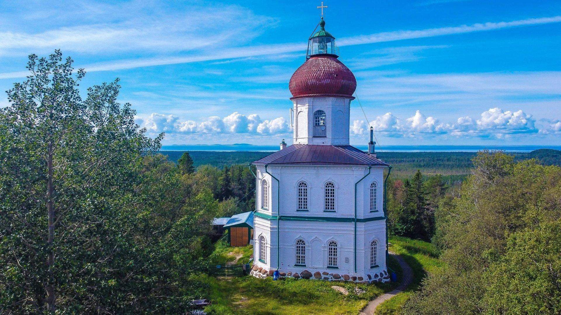 Церковь на острове. Церковь Маяк гора Секирная. Церковь на Секирной горе на Соловках. Соловецкие острова гора Секирная. Гора Секирная. Свято-Вознесенский скит.