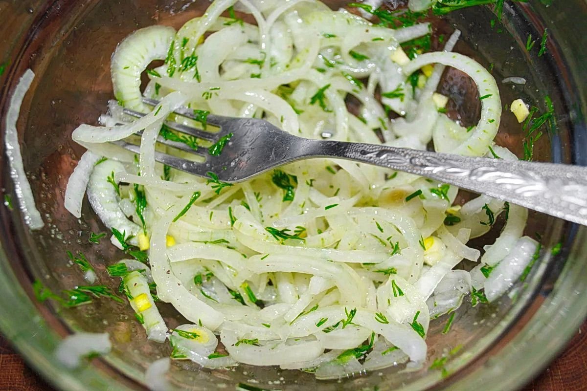 Маринованный лук. Маринованный лук в уксусе для салата. Маринад для репчатого лука. Как замариновать репчатый лук для салата. Салат из лука репчатого.