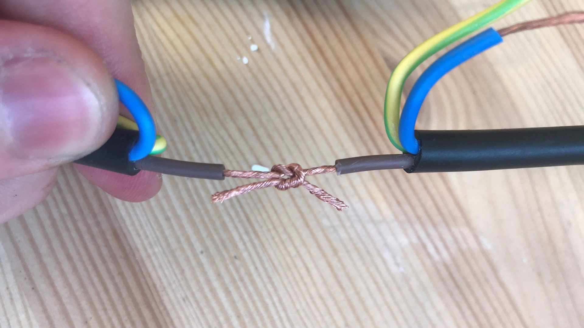 паяльник для светодиодов своими руками. батарейка на ключ форд фокус 3. как сделать гирлянду без паяльника. пайка без пайки. припой не липнет к плате.