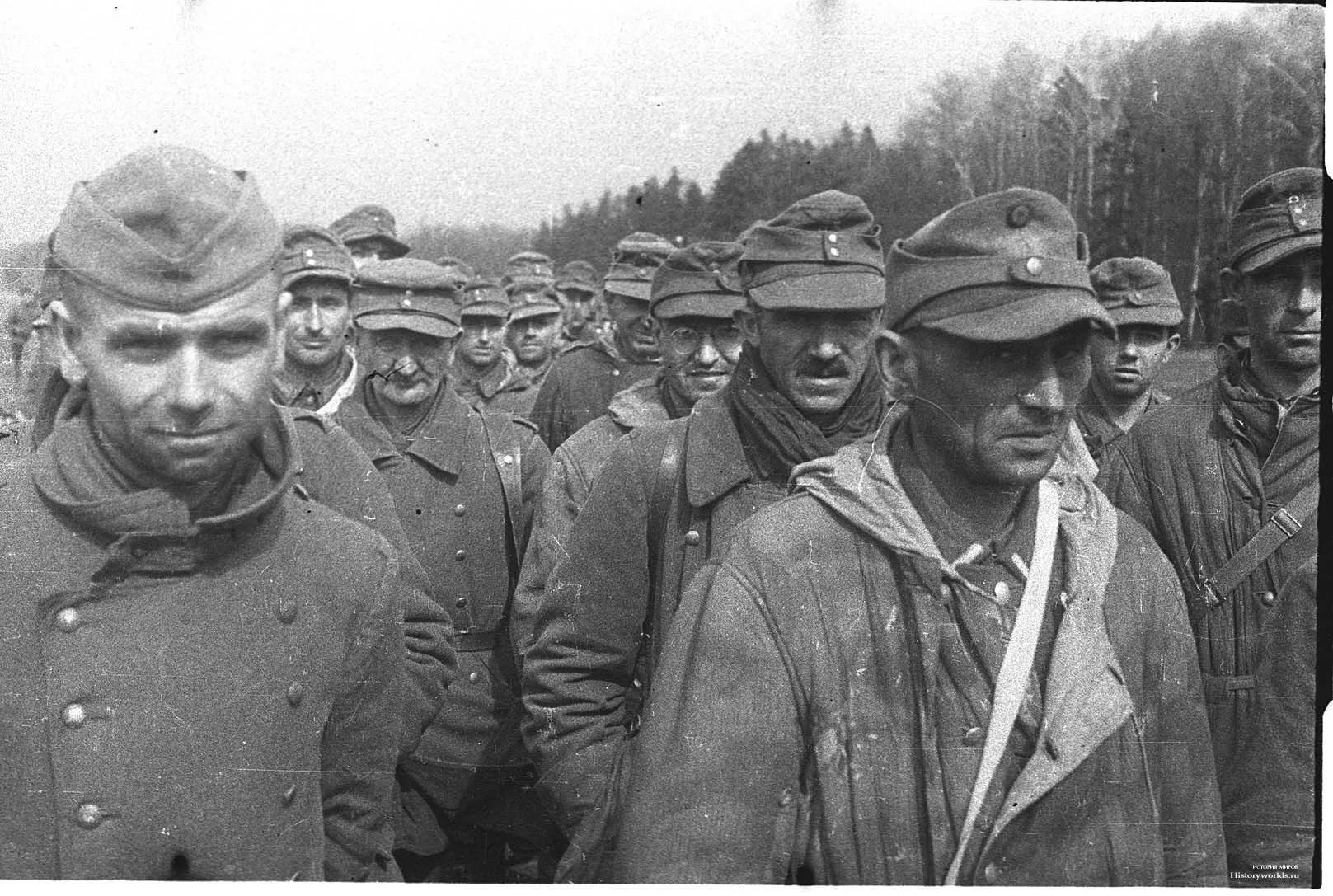 Пленные немцы 1945 в цвете. Немецкие военнопленные 1945. Пленные немецкие офицеры. Пленные солдаты вермахта в ссср. Военнопленные советские солдаты 1941.