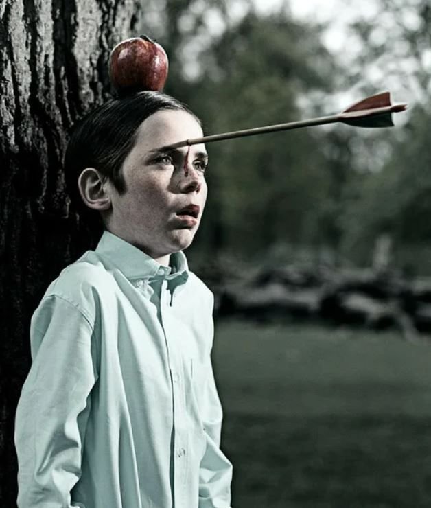 Фото мальчика с яблоком и стрелой