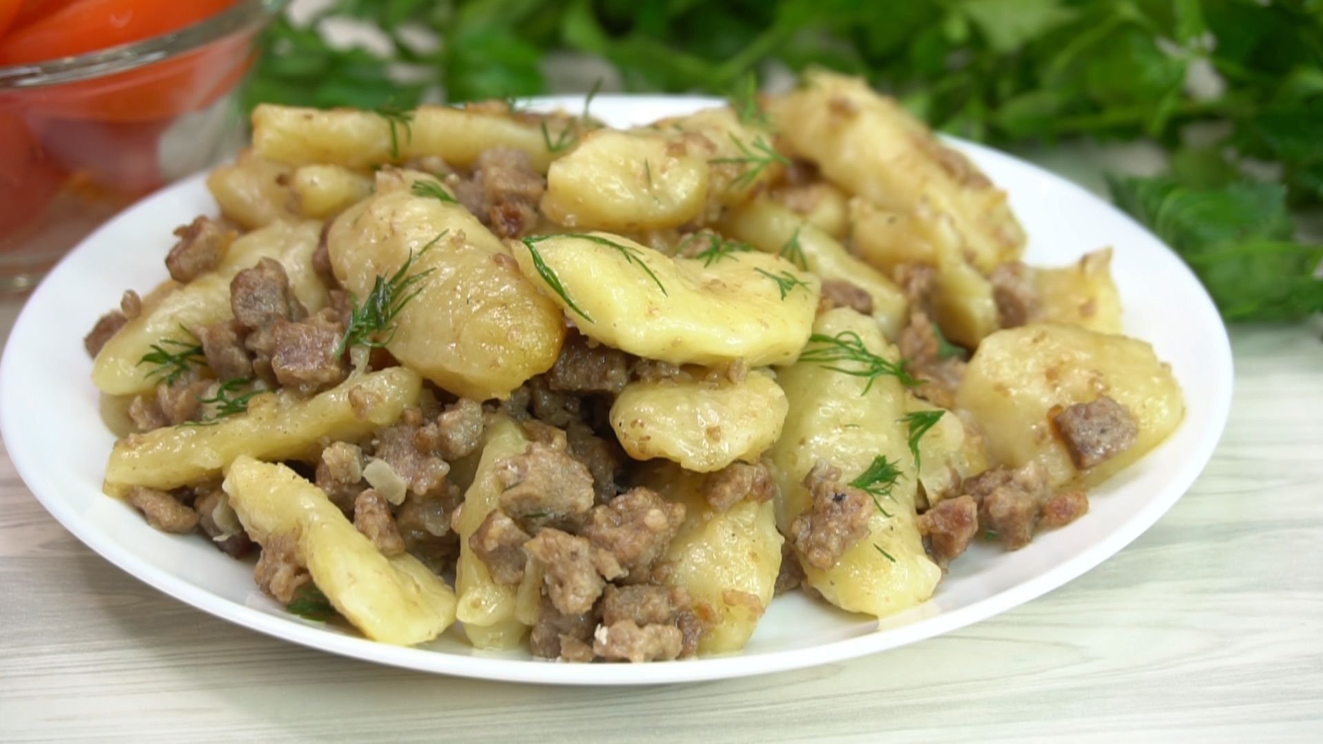 Галушки москва. Галушки. Галушки с мясом. Галушки с фаршем. Мясо с галушками.