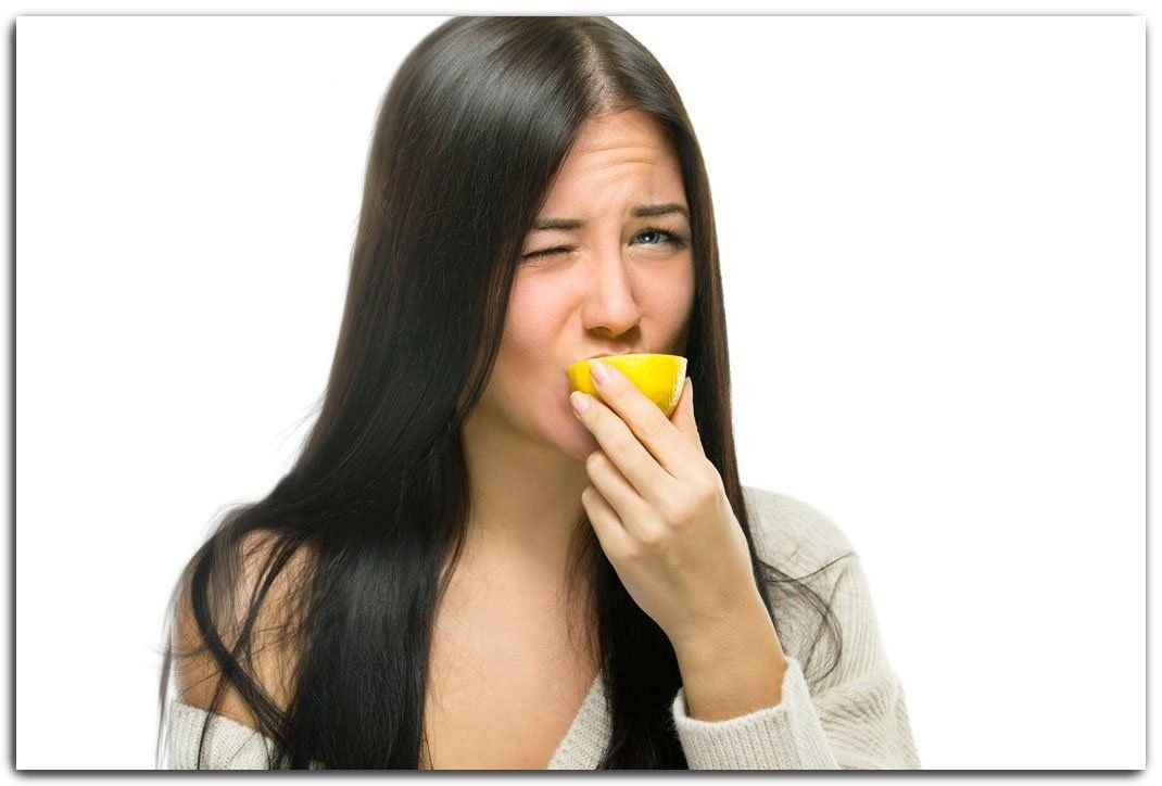 девушка морщится от привкуса во рту