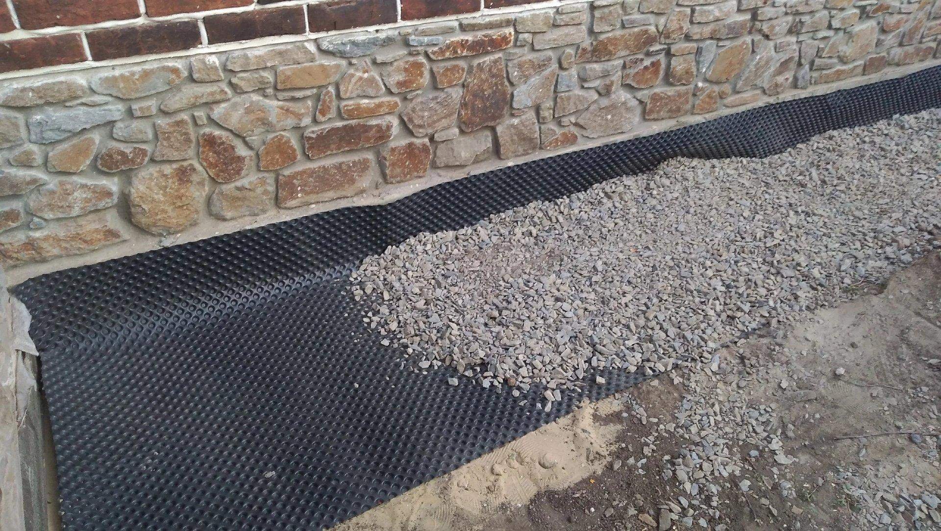 Щебеночно песчаная отмостка. Песчано-гравийная отмостка. Какую щебень используют для отмостки. Какую щебень используют для отмостки. Отмостка щебнем.