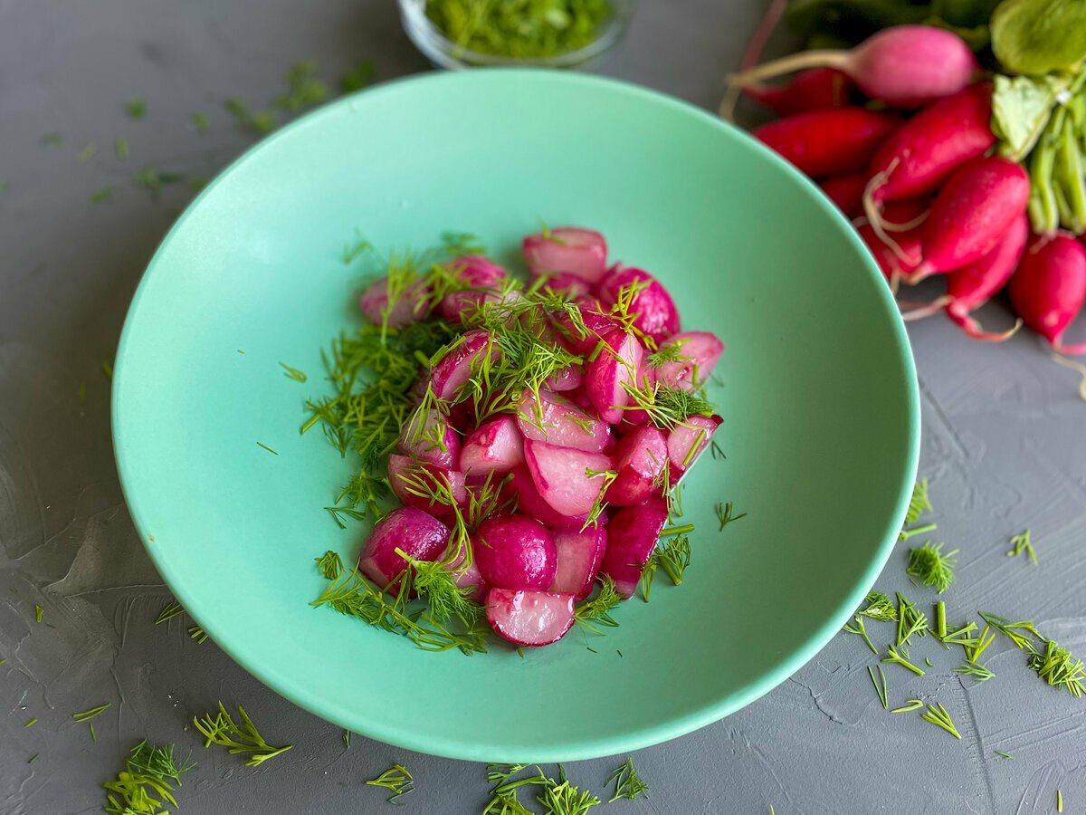 Женщина редиска. Редиска. Блюда с редиской. Вкусная редиска. Вкусные блюда с редиской.