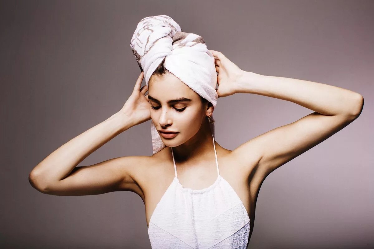 Девочка в полотенце. Полотенце на голове. Девушка в полотенце. Женщина с полотенцем на голове. Полотенце для волос.