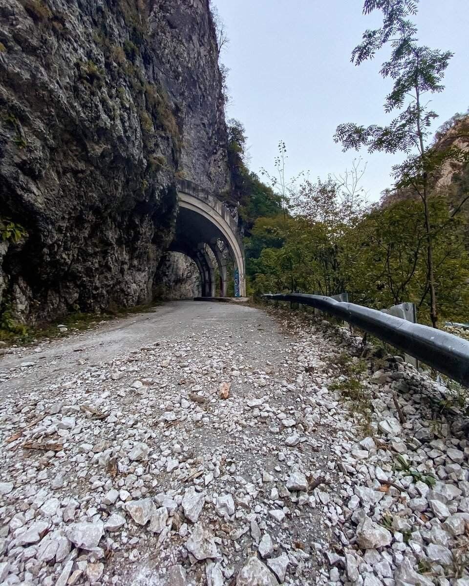 Заброшенная дорога в сочи в горах