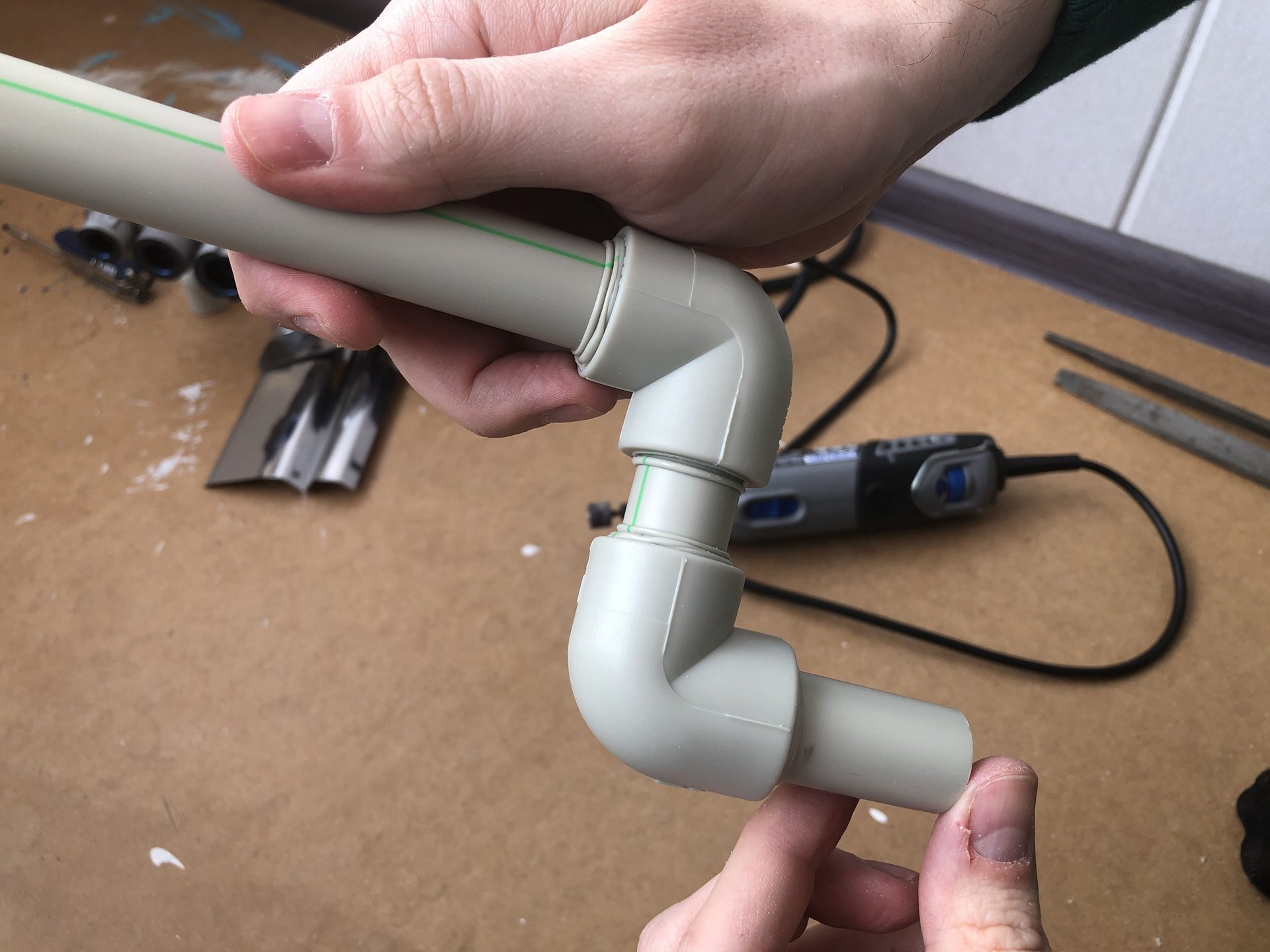 Сантехнический короб для труб отопления. Короб для труб в ванной. Как сделать съемную трубу. Съемный короб для труб в ванной. Конструкция короба для канализационной трубы из гипсокартона схема.